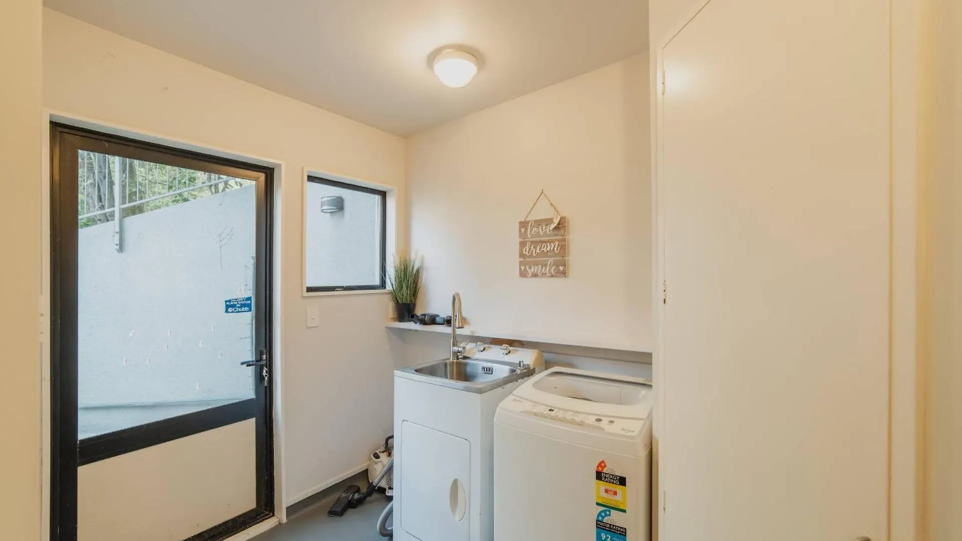 Adventure & Relaxation Cozy 3Br Stay With Games & Scenic Views Christchurch 0*,  Nieuw-Zeeland