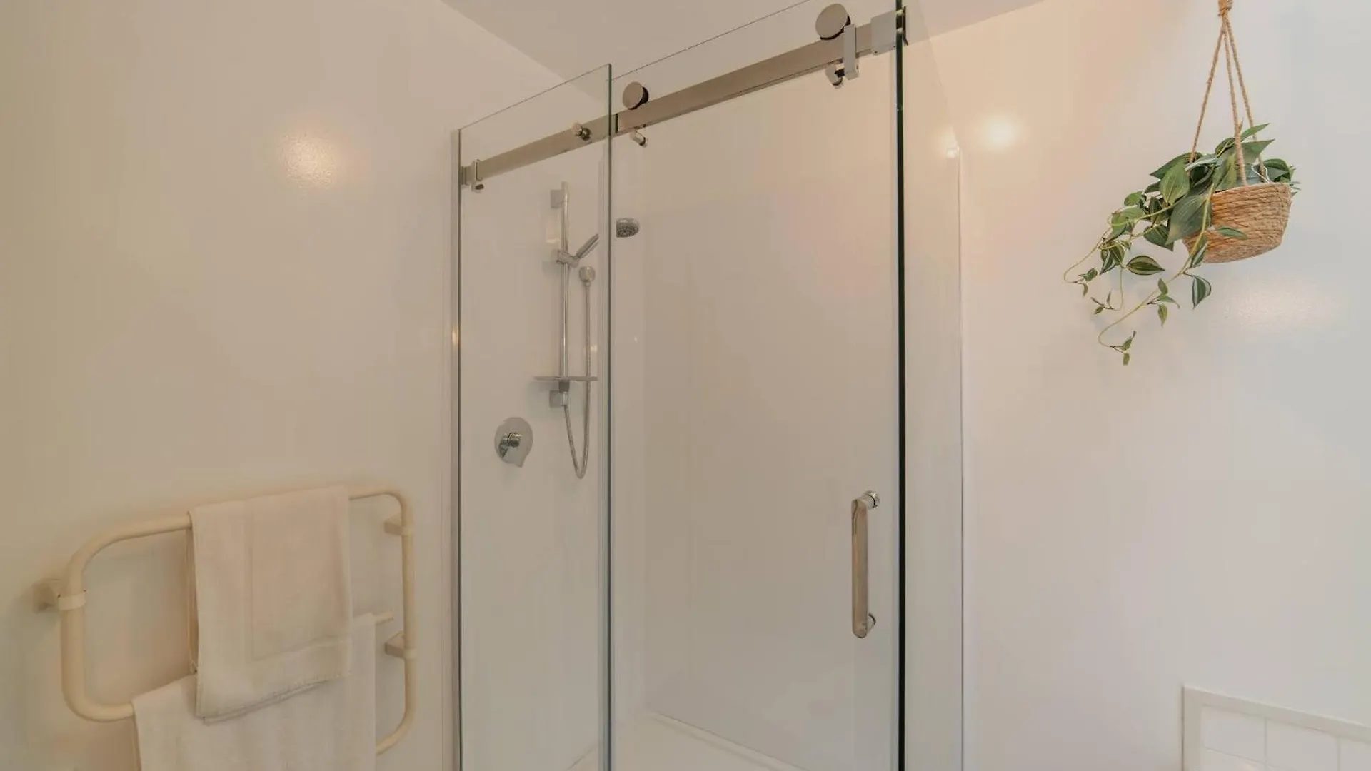 Adventure & Relaxation Cozy 3Br Stay With Games & Scenic Views Christchurch Nieuw-Zeeland